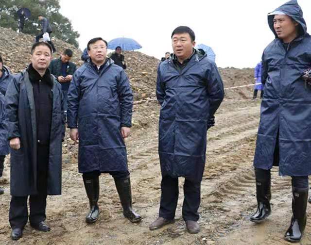100余人开展联合 执法,区委副书记盘志元,副区长彭定国到一线坐阵指挥