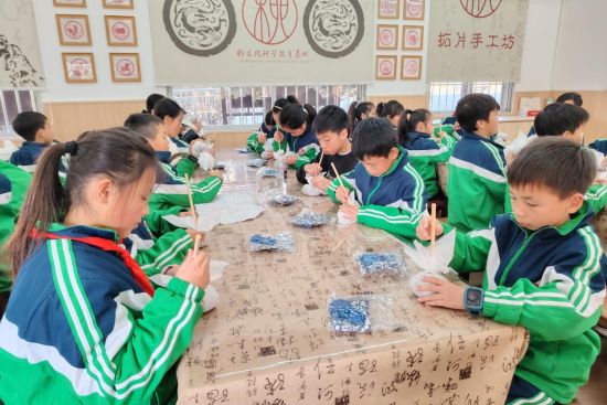 荷叶塘学校研学团制作艾草养生锤。单建华 摄